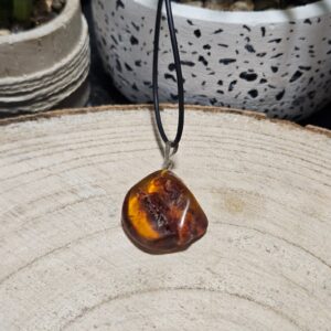 Imperial Amber Sun Talisman Pendant jantarovy privesok s nahrdelnikom skamenena zivica kamen dusevneho pokoja mineraly rucna vyroba