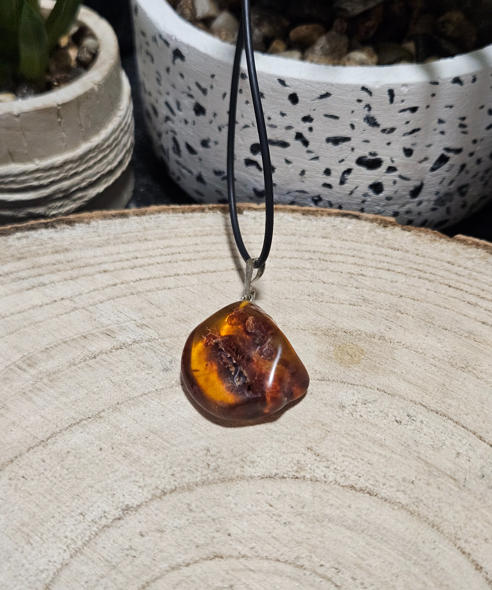 Imperial Amber Sun Talisman Pendant jantarovy privesok s nahrdelnikom skamenena zivica kamen dusevneho pokoja mineraly rucna vyroba