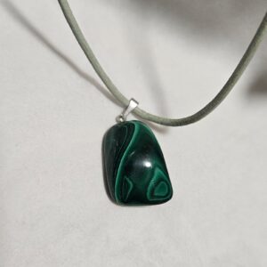 Imperial Malachite Amulet leštený prívesok z malachitu s náhrdelníkom 1.5x2cm