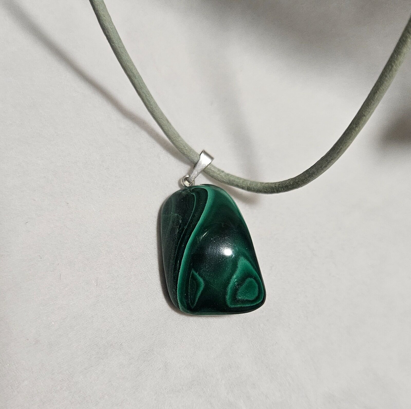 Imperial Malachite Amulet leštený prívesok z malachitu s náhrdelníkom 1.5x2cm