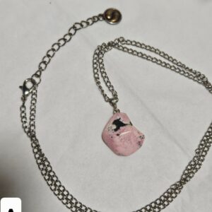 handmade rodochrozitovy naramok privesok prirodny rodochrozit chirurgicka ocel cierna snurka ochranny stit srdca cakra lasky imperial-mineral